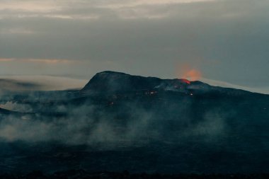 Fagradalsfjall, İzlanda - Haziran 2021: İzlanda, Reykjavik yakınlarında volkan patlaması. Yüksek kalite fotoğraf