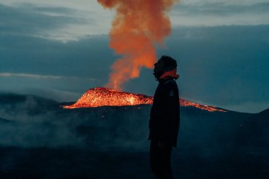 Fagradalsfjall, İzlanda - Haziran 2021: İzlanda, Reykjavik yakınlarında volkan patlaması. Yüksek kalite fotoğraf