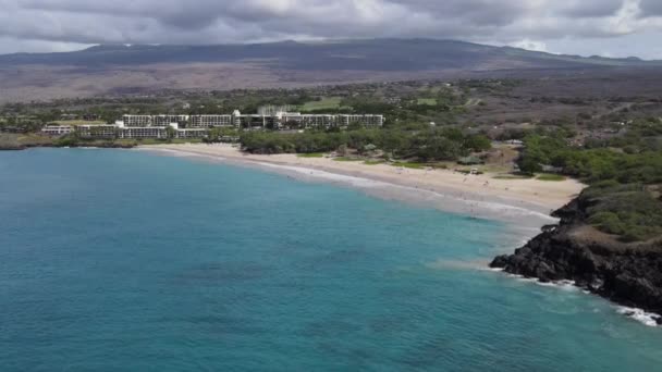 Uitzicht vanuit de lucht Hapuna Beach op groot eiland, hawaii — Stockvideo