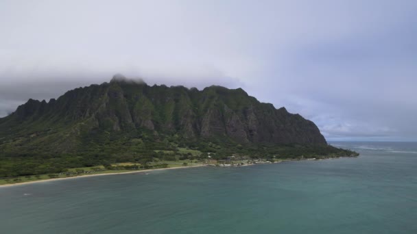 Flygfoto över Kualoa Point vid Kaneohe Bay, Oahu, Hawaii, USA — Stockvideo