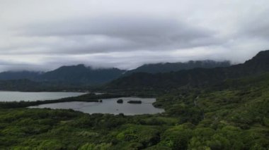 Kaneohe Körfezi 'ndeki Kualoa Point' in havadan görünüşü, Oahu, Hawaii, ABD