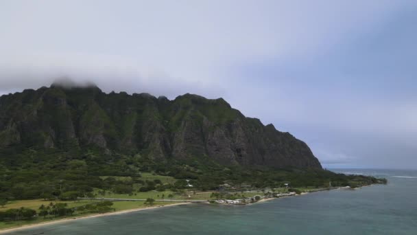 Luchtfoto van Kualoa Point at Kaneohe Bay, Oahu, Hawaii, Verenigde Staten — Stockvideo