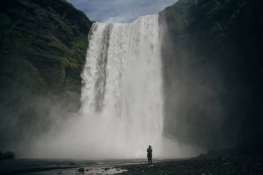 Güney İzlanda 'daki Skogarfoss şelalesinde turistler var. Yüksek kalite fotoğraf