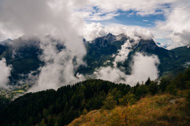 Dolomitler, İtalya - Kasım, 2021 Monte Punta 'ya bakan dağdan harika manzara. Yüksek kalite fotoğraf