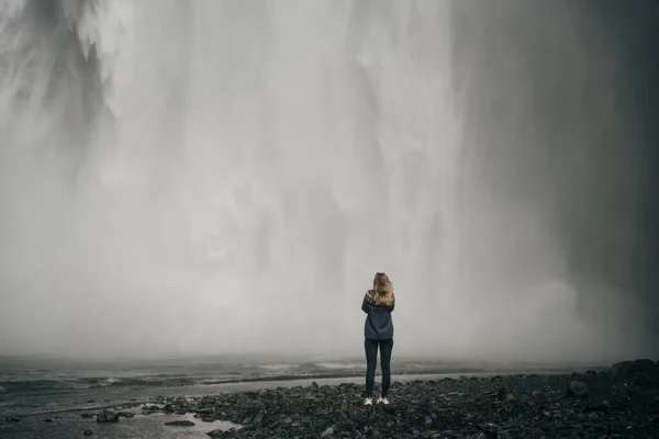 冰岛南部的Skogarfoss瀑布 游客云集 高质量的照片 — 图库照片