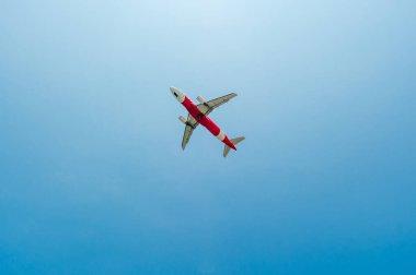 Kırmızı yolcu uçağı uçuyor. Yükseklerde uçan uçaklar. Yüksek kalite fotoğraf