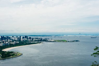 Sugarloaf Dağı 'nın dibinden Guanabara Körfezi' ne bakan teknelerin alacakaranlıklarına bakın..