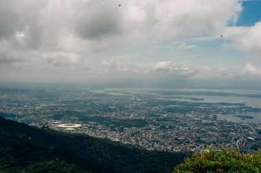 Rio de Janeiro, Brezilya, Güneşli bir günde Redemtor İsa'dan görünümü.