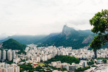Sugarloaf Dağı 'nın dibinden Guanabara Körfezi' ne bakan teknelerin alacakaranlıklarına bakın..