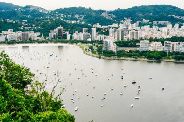 Sugarloaf Dağı 'nın dibinden Guanabara Körfezi' ne bakan teknelerin alacakaranlıklarına bakın..