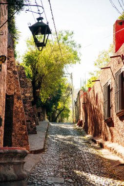 SAN MIGUEL DE ALLENDE, MEXICO - Aralık 2019 San Miguel De Allende Caddesi Görünümü.