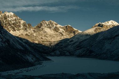 Gokyo Ri 'den dağların manzarası. Himalayalar 'da karlı dağlar ve açık gökyüzü, Nepal. Yüksek kalite fotoğraf