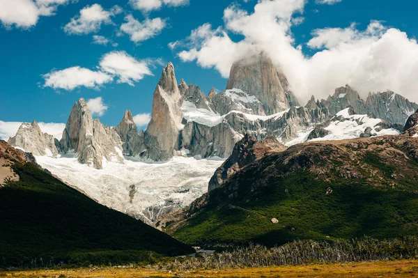 山与山风景菲茨罗伊和拉古纳德洛斯特雷斯在洛斯格拉希亚雷斯冰川国家公园 巴塔哥尼亚阿根廷 南美洲 — 图库照片