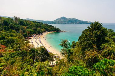 Phuket, Tayland 'da yüksek noktadan alınan muhteşem Özgürlük Kumsalı. Yüksek kalite fotoğraf