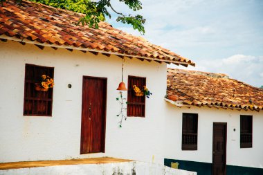 Barichara, Kolombiya - 4 Temmuz 2020: Barichara 'daki kaldırım taşı sokakları. Yüksek kalite fotoğraf