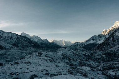 Gokyo Ri 'den dağların manzarası. Himalayalar 'da karlı dağlar ve açık gökyüzü, Nepal. Yüksek kalite fotoğraf
