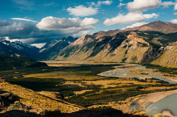 Nehir Los Glaciares Ulusal Parkı, El Chalten - Arjantin.