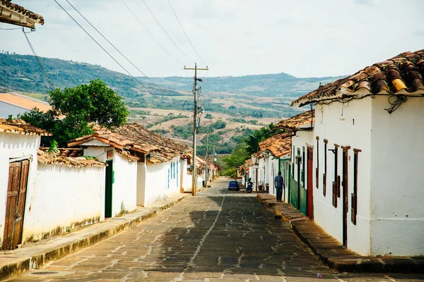 Barichara, Kolombiya - 4 Temmuz 2020: Barichara 'daki kaldırım taşı sokakları. Yüksek kalite fotoğraf