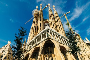 BARCELONA, İspanya - Eylül 2019 Sagrada Familia. Sagrada soyadı. Antoni Gaudi 'nin yarattığı binaların en ünlüsü.