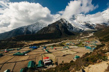 Dağlar. Himalaya, Nepal, Asya 'daki köyün yatay panoramik manzarası. Yüksek kalite fotoğraf
