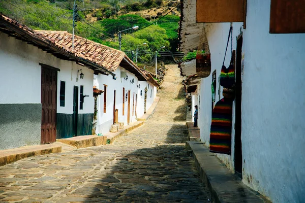 Barichara, Kolombiya - 4 Temmuz 2020: Barichara 'daki kaldırım taşı sokakları. Yüksek kalite fotoğraf