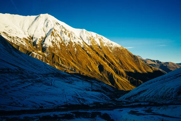 Gürcistan 'ın güzel Kafkasya dağlarının panoramik manzarası. Yüksek kalite fotoğraf
