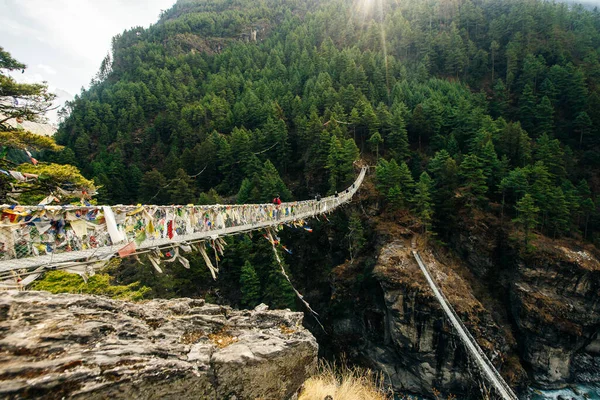 Ponte Suspensão Com Bandeiras Oração Budistas Caminhada Circuito Annapurna Nepal — Fotografia de Stock