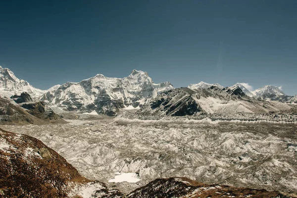 Widok Góry Gokyo Śnieżne Góry Czyste Niebo Himalajach Nepalu Wysokiej — Zdjęcie stockowe