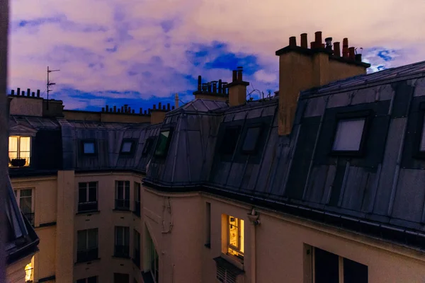 Arquitetura Paris Detalhes Telhado Sótão Telhado Edifícios Residenciais Entardecer — Fotografia de Stock