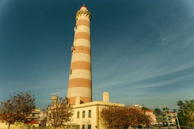 Barra, Aveiro, Portekiz - Kasım, 2021 Aveiro Deniz Feneri, Barra 'nın ünlü simgesi. Yüksek kalite fotoğraf