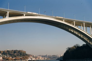 Vila Nova de Gaia ile Portekiz 'deki Porto şehirleri arasındaki Arrabida Köprüsü - Kasım, 2021. Yüksek kalite fotoğraf