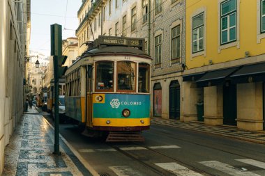 Lizbon, Portekiz 'deki geleneksel sarı tramvayların güzel bir görüntüsü - Kasım, 2021. Yüksek kalite fotoğraf