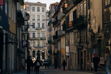Porto, Portekiz 'de oldukça sevimli küçük bir cadde - Kasım, 2021. Yüksek kalite fotoğraf