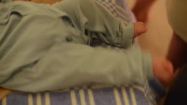 Annem bebek çorapları giyer.