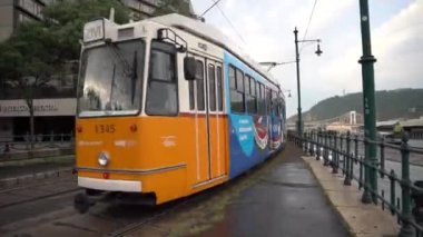 Budapeşte, Macaristan - Kasım, 2021 Budapeşte Tuna Nehri kıyısı sarı tramvay 