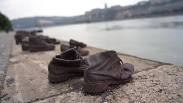 Scarpe Sulla Riva Del Danubio Monumento Come Memoriale Delle Vittime — Video Stock