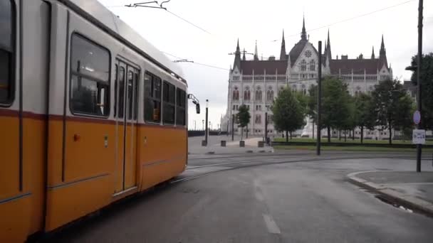 ブダペスト ハンガリー 2021年11月 ブダペストドナウ川のウォーターフロント黄色の路面電車 — ストック動画