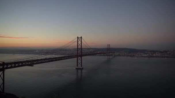 Θέα Κρεμαστή Γέφυρα Πάνω Από Τον Ποταμό Tagus Στη Λισαβόνα — Αρχείο Βίντεο