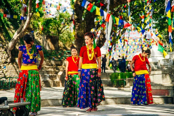 カラフルな服を着たネパール人の女の子 ネパール カトマンズ 2021年11月 高品質の写真 — ストック写真