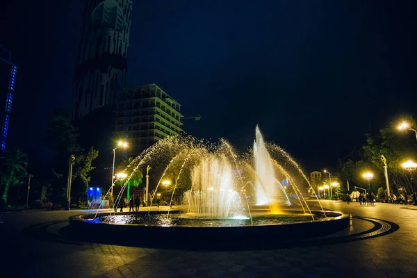 Şarkı Söylemek Dans Eden Fıskiyeler Bulvardaki Fıskiyelerin Simgesidir Gece Aydınlanması — Stok fotoğraf