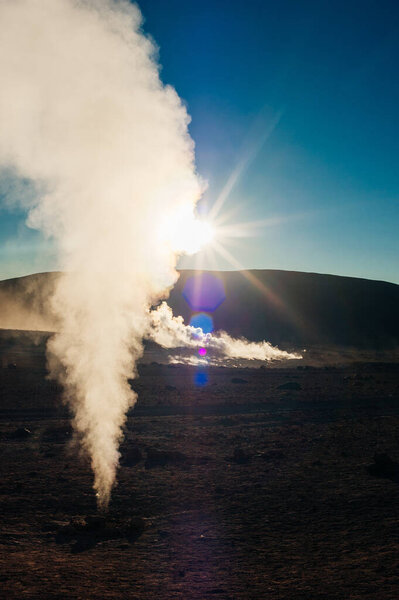 Гейзер и горячий источник на альтиплано в Боливии.