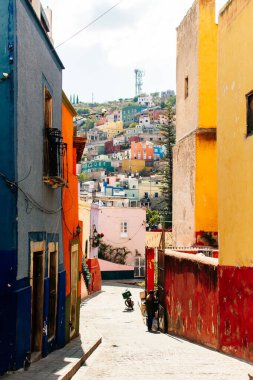 Meksika 'daki Guanajuato şehrinin renkli caddesi. Yüksek kalite fotoğraf