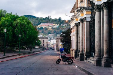 Meksika 'daki Guanajuato şehrinin renkli caddesi. Yüksek kalite fotoğraf