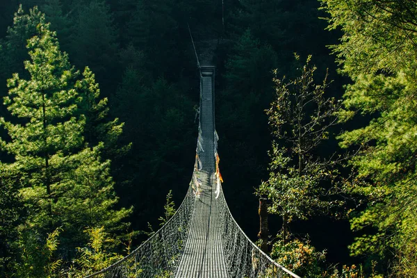 Hängbro Med Buddistiska Böneflaggor Annapurnas Rundvandring Nepal Högkvalitativt Foto — Stockfoto