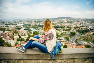 Gürcistan 'ın başkenti Tiflis, Mtatsminda dağının gece gökyüzü manzarasıdır.