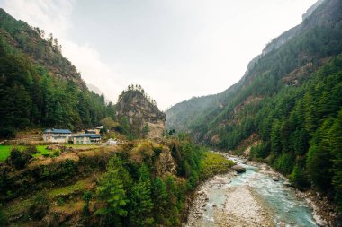 Himalayalar, Nepal 'deki güzel dağ manzarası. Büyük dağlar, mavi nehir ve temiz hava. Yüksek kalite fotoğraf