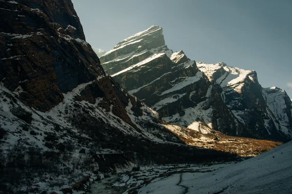 在喜马拉雅山的小径上徒步旅行 在Annapurna周围旅行 高质量的照片 — 图库照片