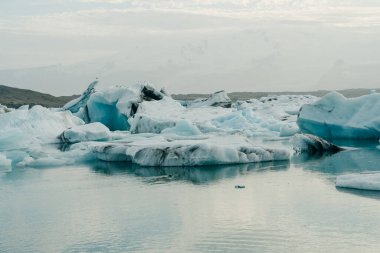 Jokulsarlon Buzul Gölü ve İzlanda 'nın güneyindeki Vatnajokull Ulusal Parkı' nda yer alan Elmas Plajı. Yüksek kalite fotoğraf