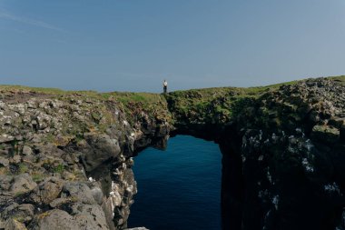 Arnarstapi bölgesindeki en ünlü kaya oluşumu Gatklettur veya Hole Rock 'tır. Yüksek kalite fotoğraf
