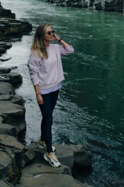 İzlanda, Studlagil Kanyonu 'ndan geçen Yeşil Nehir. Yüksek kalite fotoğraf